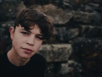 Sunderland artist TOM A. SMITH shares new video for the MILES KANE co-produced single - ‘Like You Do’ 81 TomSmith