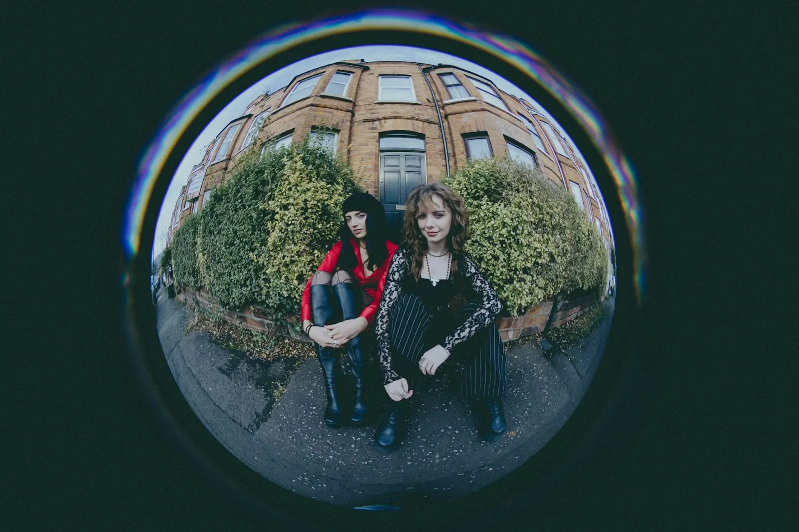 Irish rock duo DEA MATRONA release their brand new single ‘Red Button’