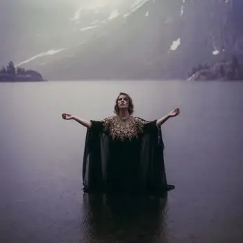 ALBUM REVIEW: SPELLES – Diving Into the Arms of the Divine