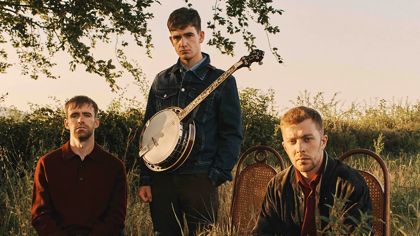 Irish indie-folk trio KINGFISHR announce headline show at The Telegraph Building, Belfast