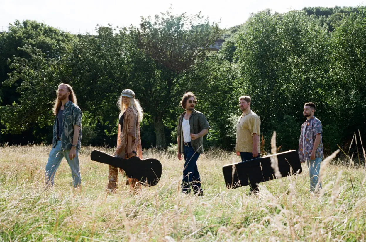 Bailey Tomkinson & The Locals