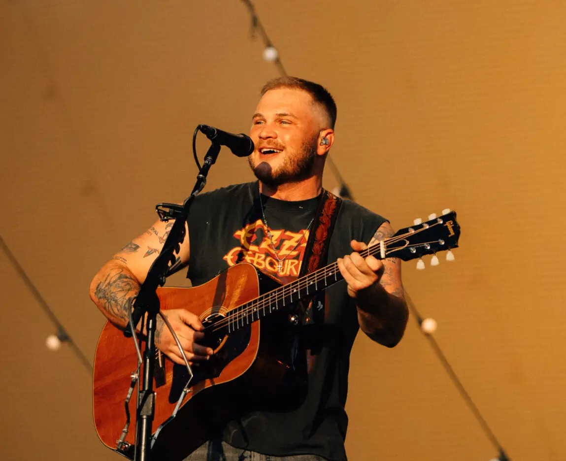 LIVE REVIEW: Zach Bryan Ignites Hyde Park: A Night of Heartfelt Anthems and Raw Connection